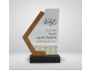كريستال مستطيل مع قاعدة خشب واطار خشب من الجانب