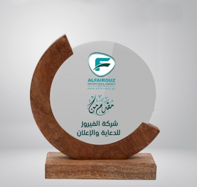 كريستال دائري مع قاعدة خشب