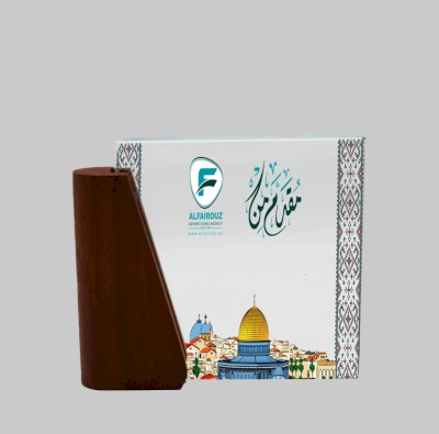 كريستال مربع مع قاعدة خشب من الجانب