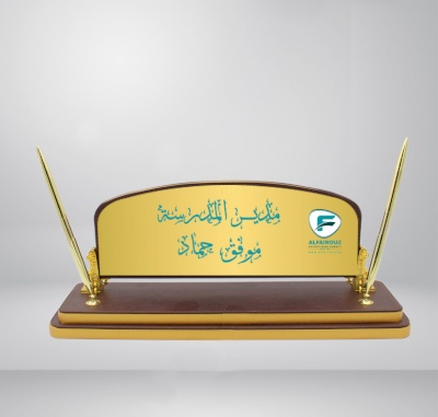 لوحة مكتب لون بني غامق