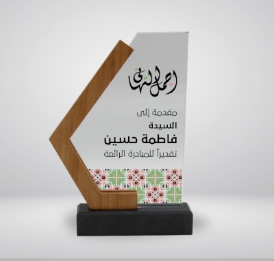 كريستال مستطيل مع قاعدة خشب واطار خشب من الجانب